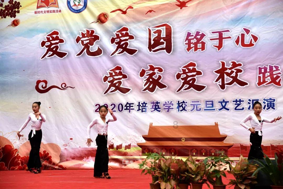 曹格女儿近状曝光，13岁Grace穿搭清凉显成熟，与闺蜜自拍