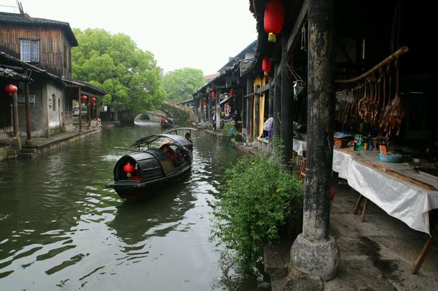 真险！大货车盲区车轮压住电动车；幸运！车主及时逃离